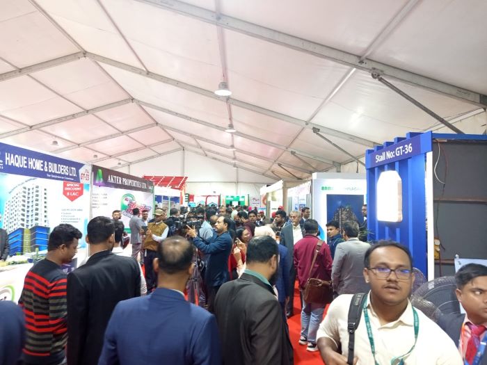 ক্রেতা-দর্শনার্থীদের উপচে পড়া ভিড়ে জমে উঠেছে রিহ্যাব ফেয়ার